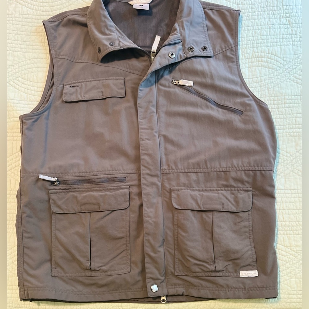MEN's Columbia Grey Large Titanium Vest